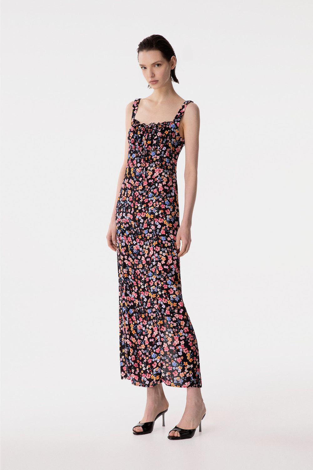 MEGAN - ABITO LUNGO CON SCOLLO SQUADRATO E ARRICCIATURE IN CREPE