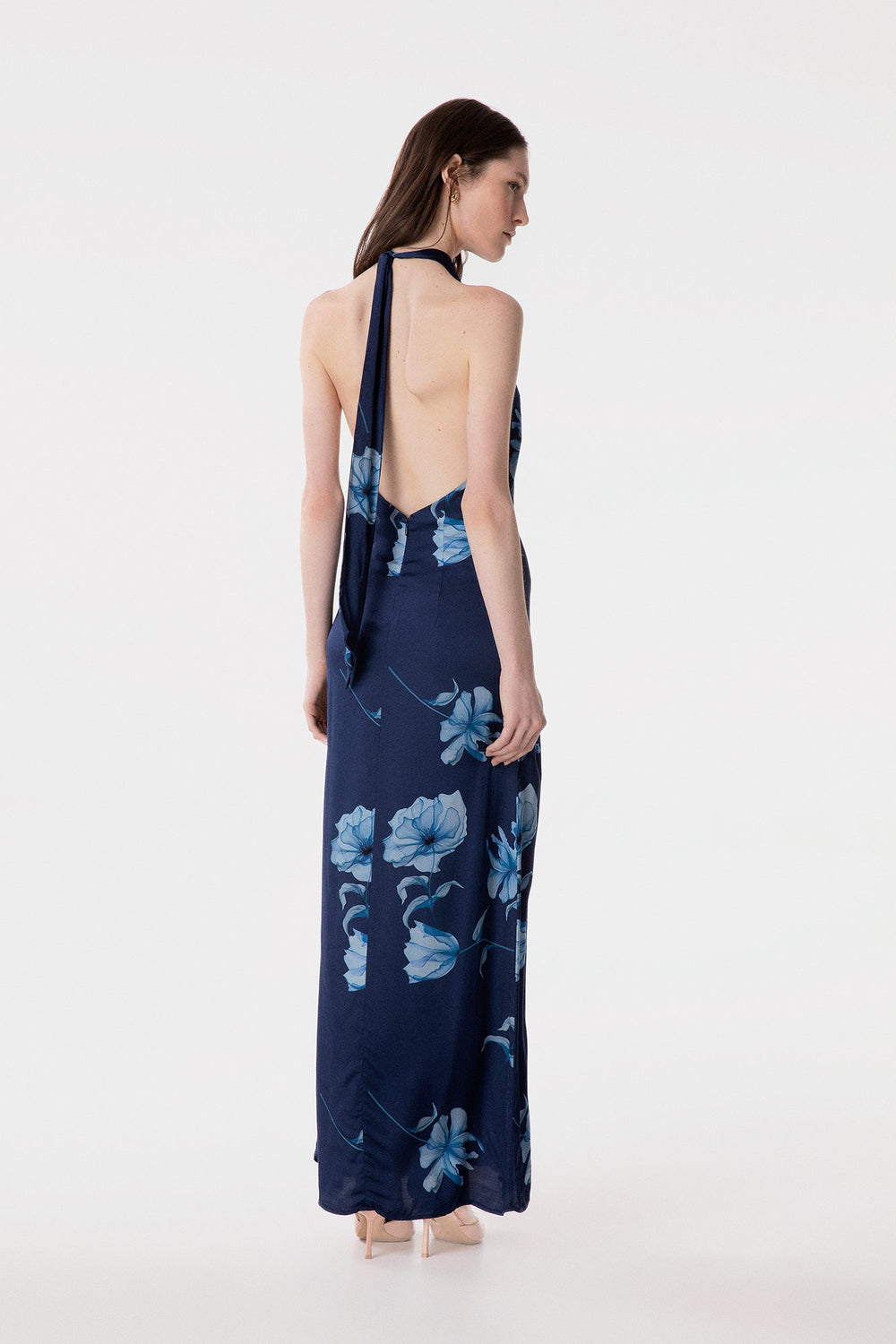 JULIETTE - ABITO LUNGO CON FOULARD AL COLLO E APERTURA A GOCCIA FRONTALE